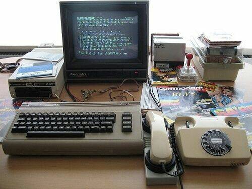 commodore64_con_acoplador_telefonico.jpg