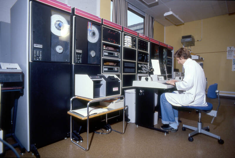 Onkologiska klinikens PDP-dator. Okänd strålningsfysiker vid maskinen.